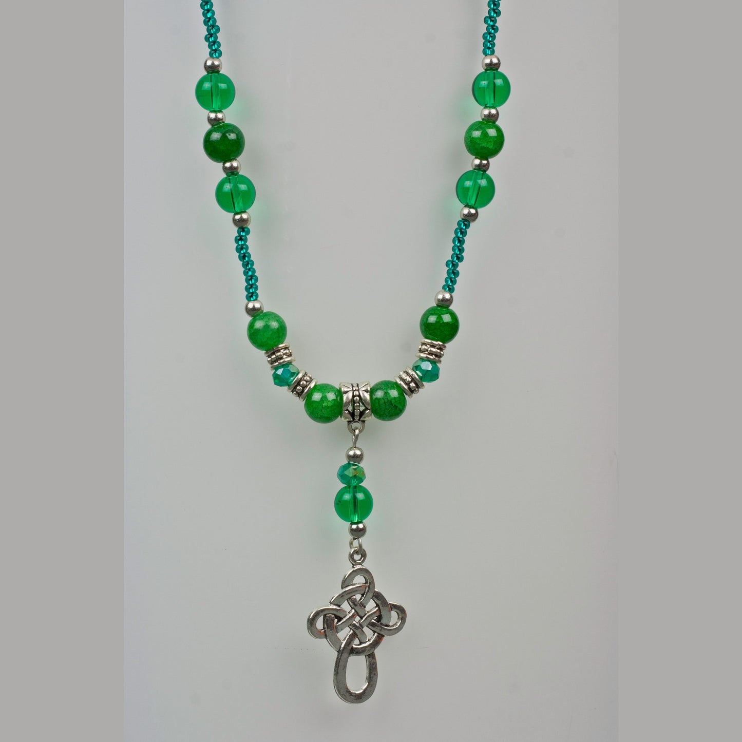 Collana "Celtica" con pendente a croce in argento, con perle, cristalli e perline di vetro, colore verde