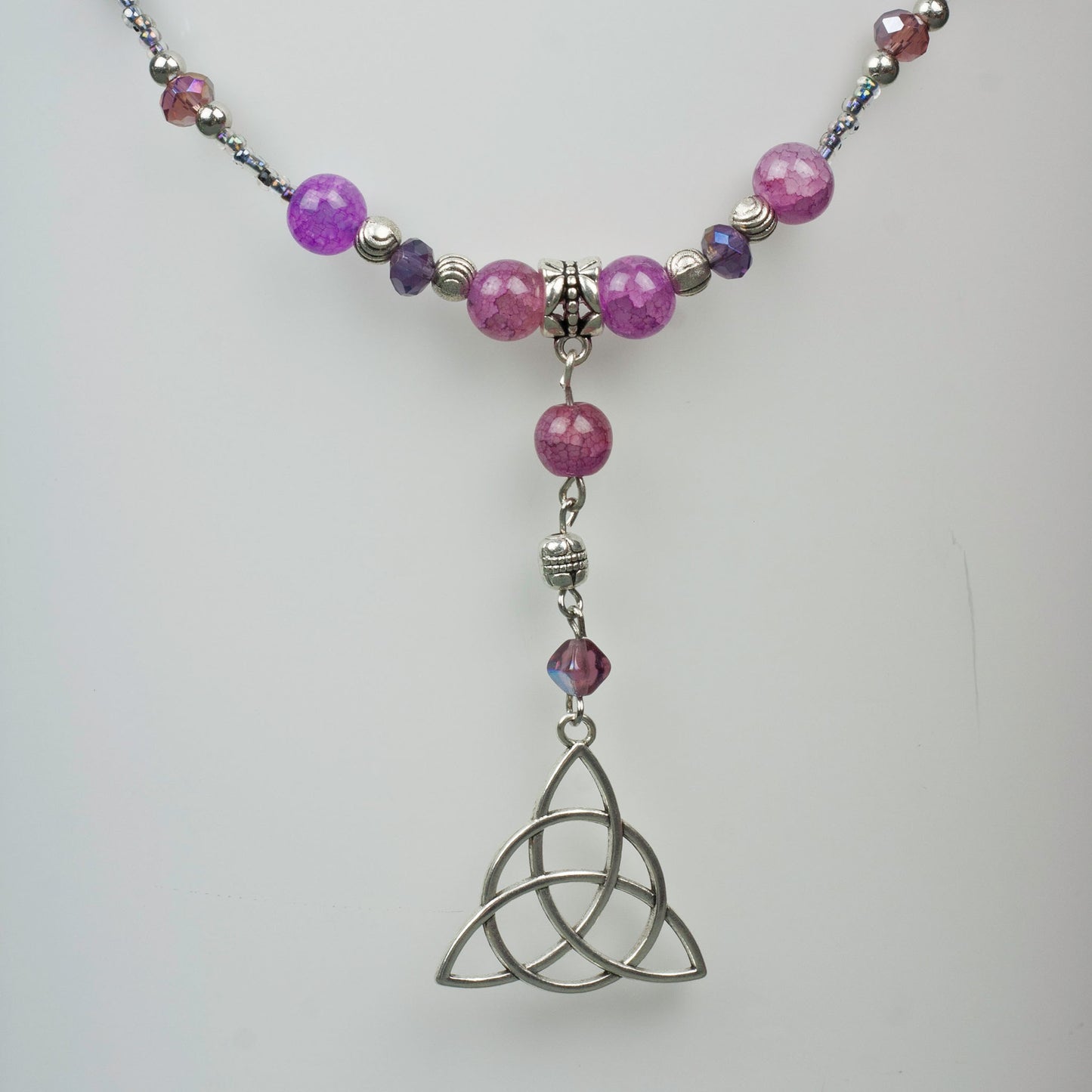 Collana "Celtica" con pendente TRIQUETRA in argento, con ametista e perle di vetro.