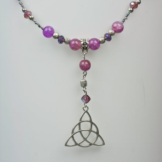 Collana "Celtica" con pendente TRIQUETRA in argento, con ametista e perle di vetro.