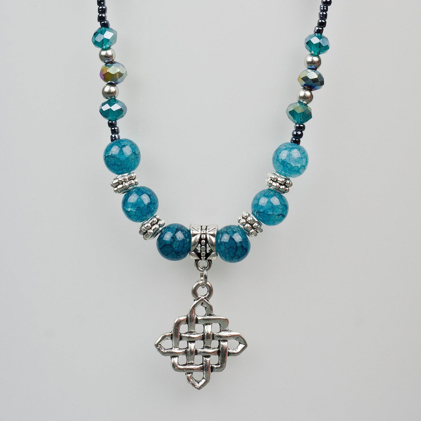 Collana "Celtica" con pendente a nodo in forma di rombo, con perle di vetro e cristalli, blu