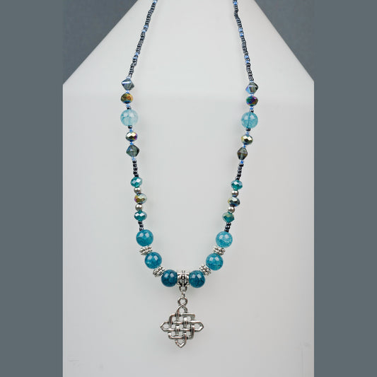 Collana "Celtica" con pendente a nodo in forma di rombo, con perle di vetro e cristalli, blu