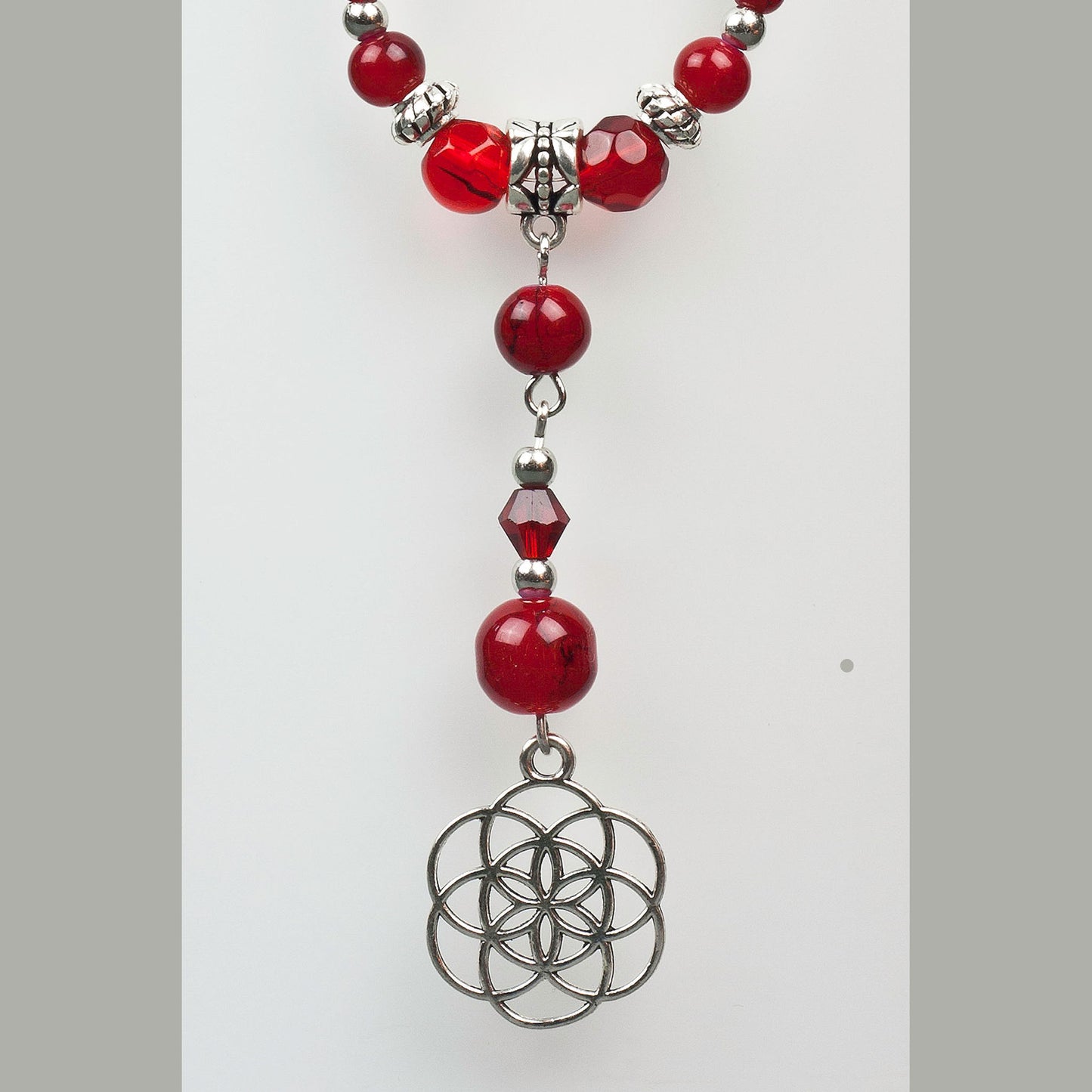 Collana "Alchimia", con ciondolo in argento, cristalli in vetro ed elementi metallici, colore rosso