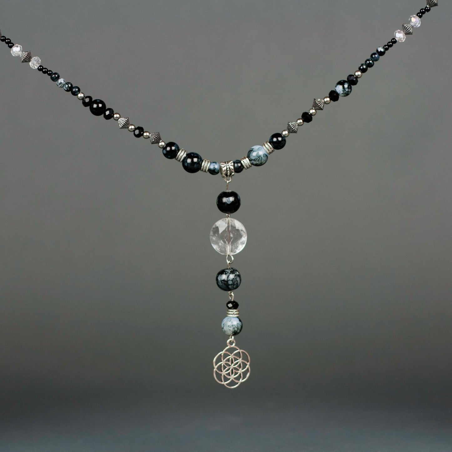 Collana "Alchimia", con ciondolo in argento, cristalli in vetro ed elementi metallici, colore nero