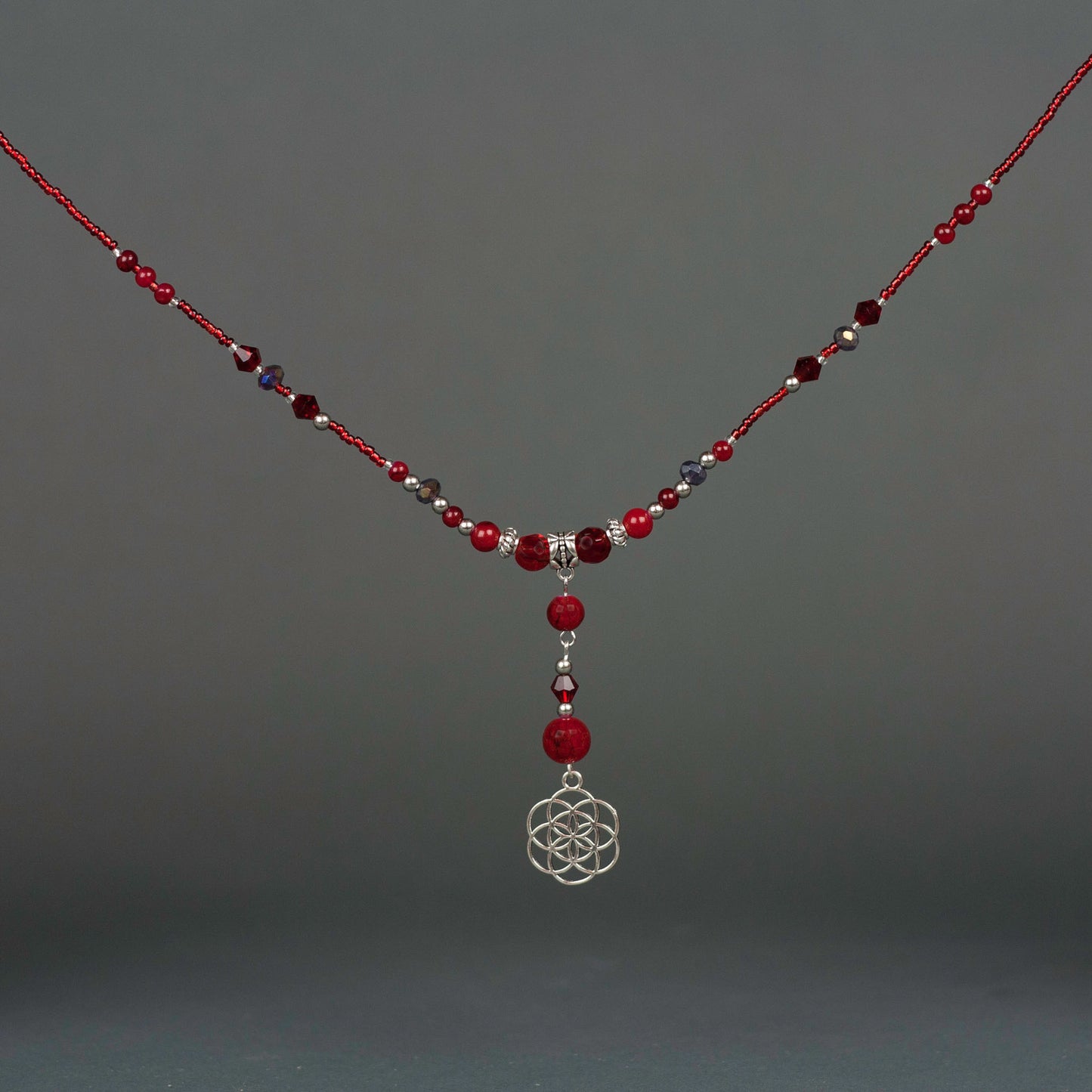 Collana "Alchimia", con ciondolo in argento, cristalli in vetro ed elementi metallici, colore rosso